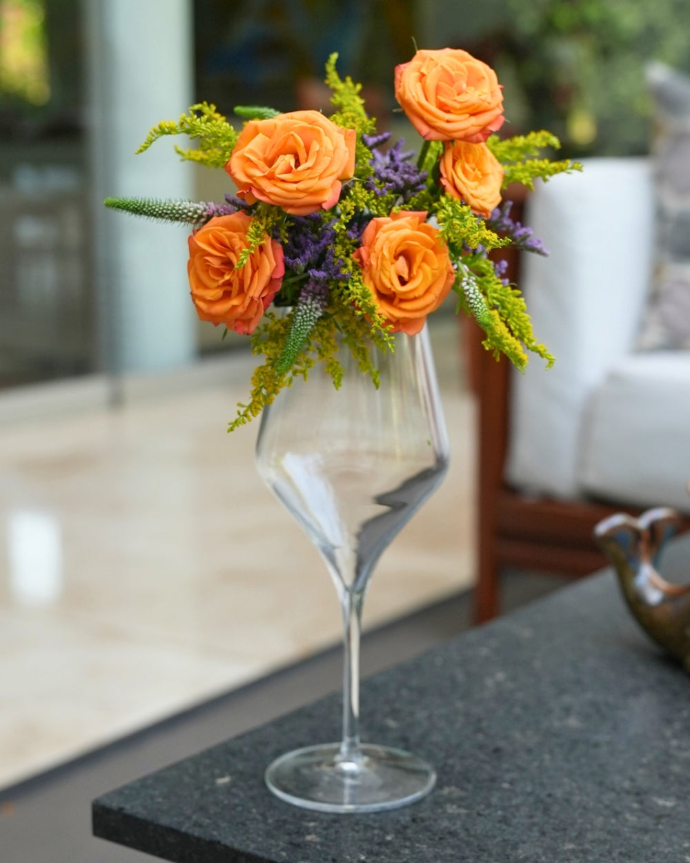 Cómo elevar tu mesa con flores y una simple copa