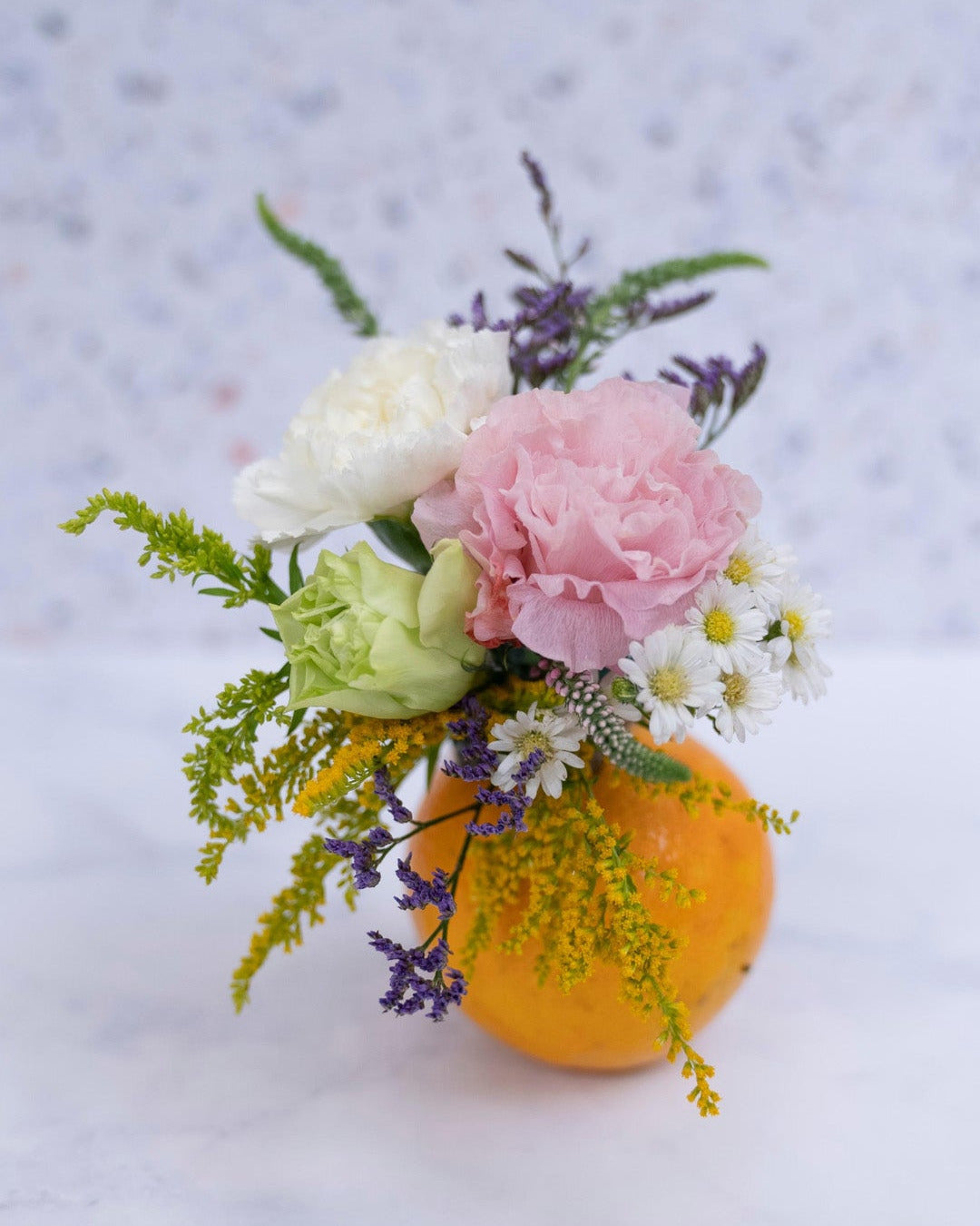 Centro de mesa de fruta con flores